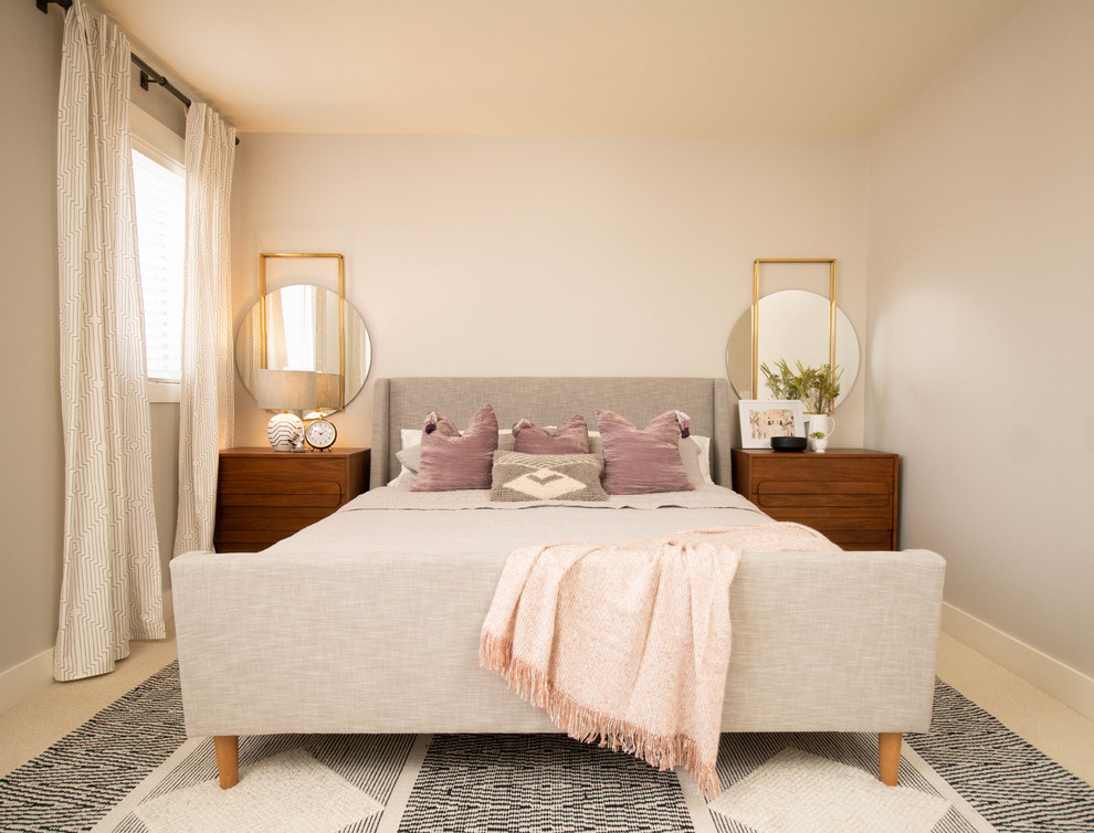 Пример оригинального дизайна: хозяйская спальня среднего размера в современном стиле с серыми стенами, ковровым покрытием и бежевым полом без камина