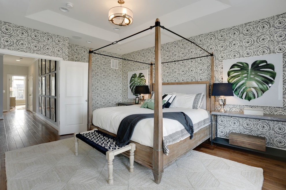 Imagen de dormitorio clásico renovado con paredes blancas, suelo de madera en tonos medios y suelo marrón