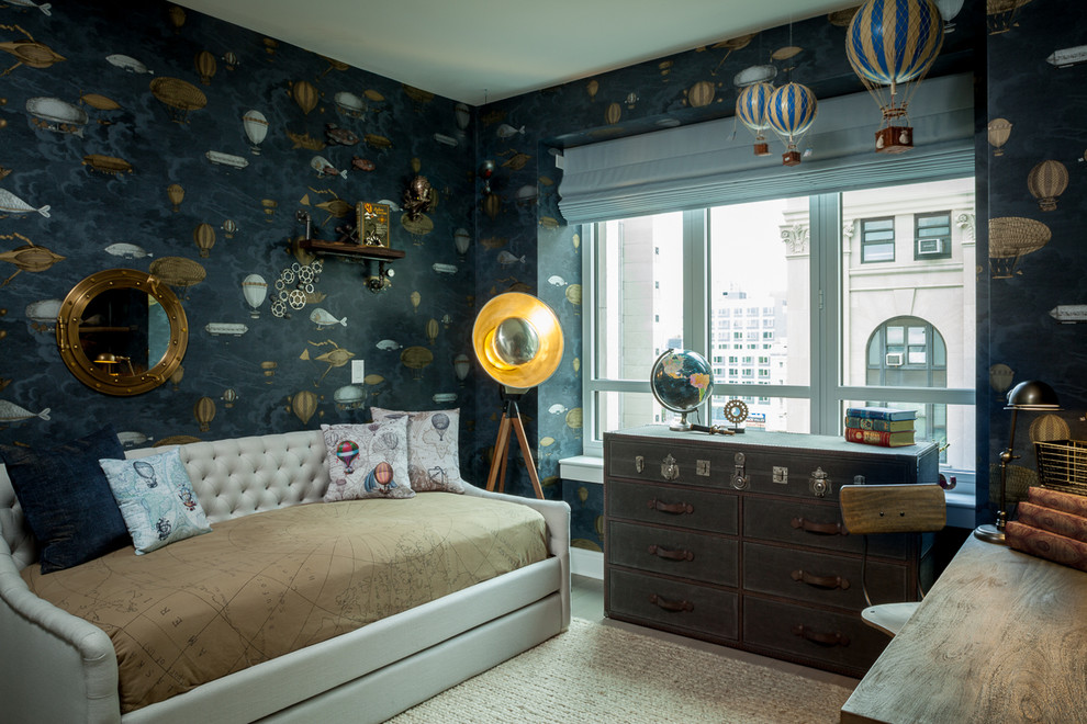 Aménagement d'une chambre d'amis contemporaine de taille moyenne avec un mur bleu, parquet clair et un sol beige.