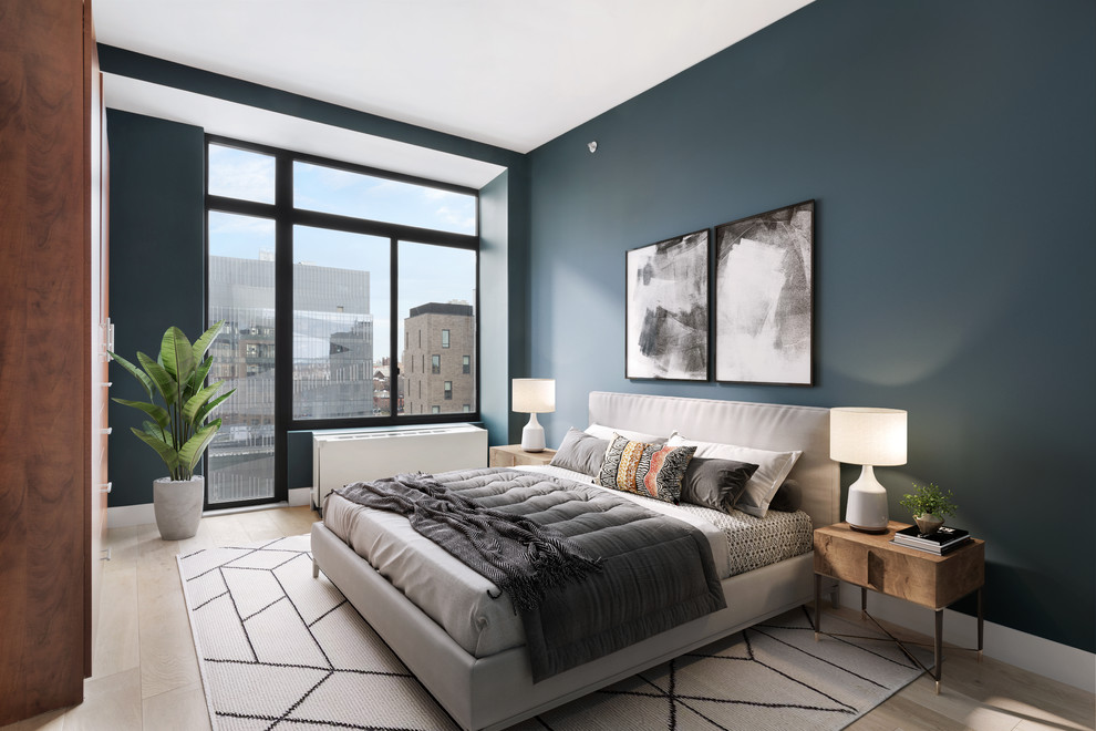 Mittelgroßes Modernes Hauptschlafzimmer ohne Kamin mit schwarzer Wandfarbe, hellem Holzboden und braunem Boden in New York