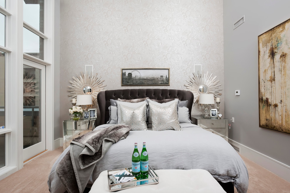 Идея дизайна: спальня в стиле неоклассика (современная классика) с серыми стенами, ковровым покрытием и акцентной стеной