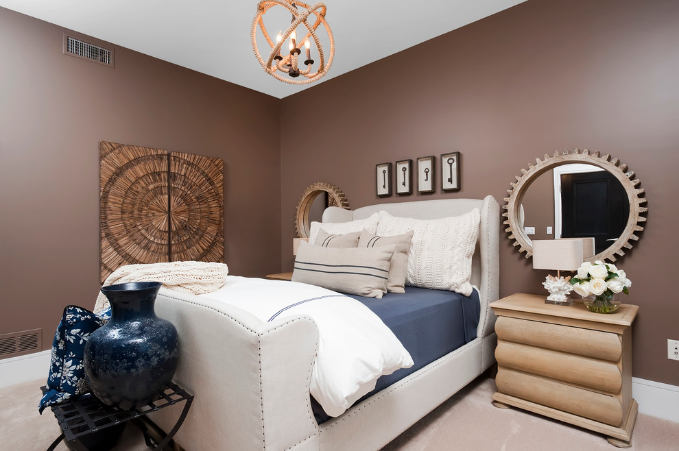 На фото: спальня в стиле неоклассика (современная классика) с коричневыми стенами и ковровым покрытием