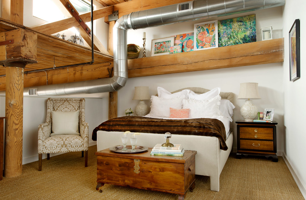 Ejemplo de dormitorio industrial con paredes blancas y moqueta