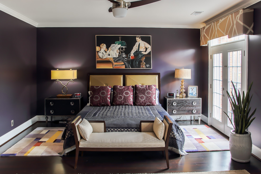 Стильный дизайн: большая хозяйская спальня в современном стиле с фиолетовыми стенами, темным паркетным полом и коричневым полом без камина - последний тренд