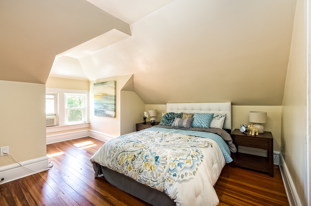 Bedroom - mid-sized traditional master medium tone wood floor and beige floor bedroom idea in Columbus with beige walls