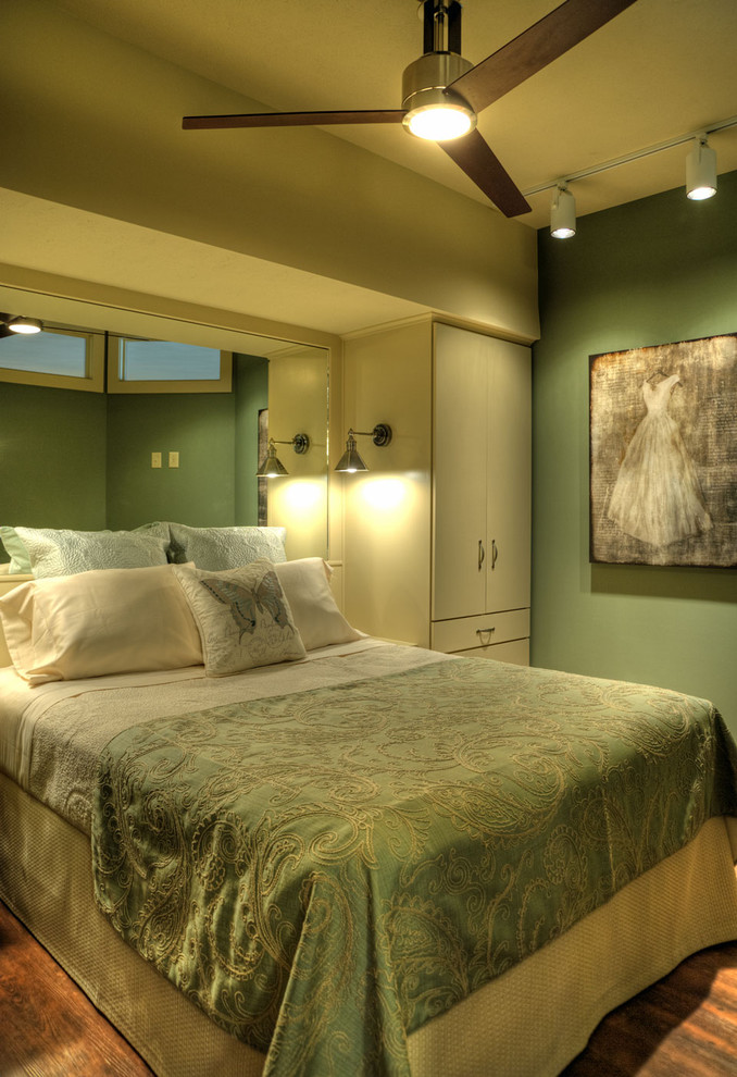 Свежая идея для дизайна: хозяйская спальня среднего размера в современном стиле с зелеными стенами, темным паркетным полом и коричневым полом без камина - отличное фото интерьера