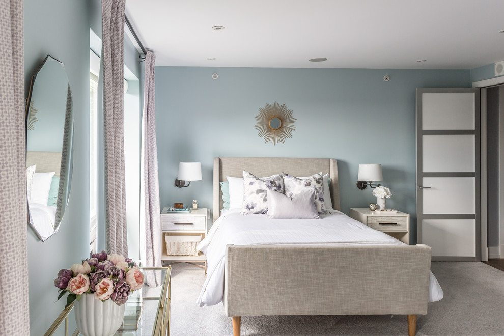 モントリオールにあるトランジショナルスタイルのおしゃれな寝室 (青い壁、カーペット敷き)