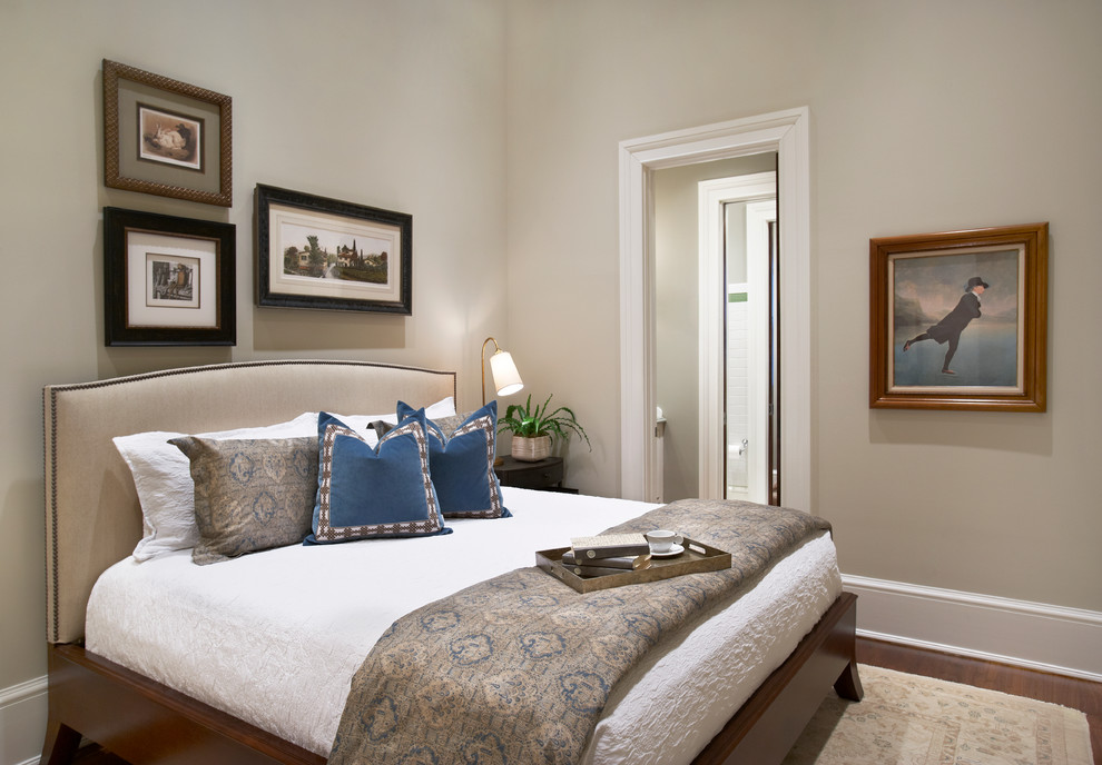 Foto de habitación de invitados clásica de tamaño medio con paredes beige y suelo de madera en tonos medios