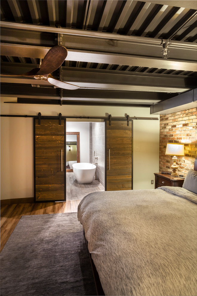 Стильный дизайн: хозяйская спальня среднего размера в стиле лофт - последний тренд