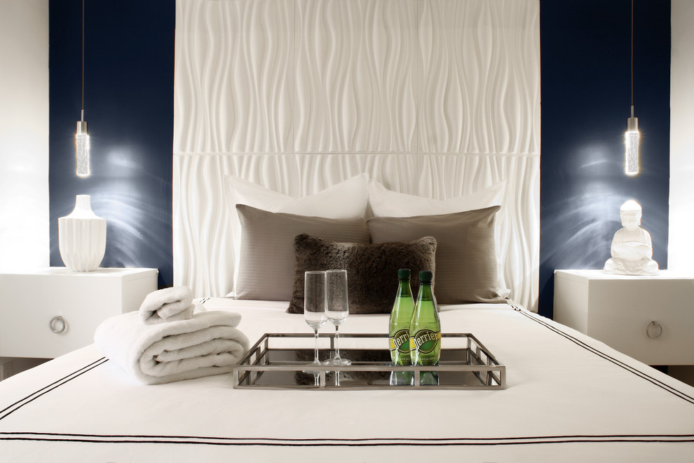 Идея дизайна: гостевая спальня среднего размера, (комната для гостей) в современном стиле с синими стенами и ковровым покрытием