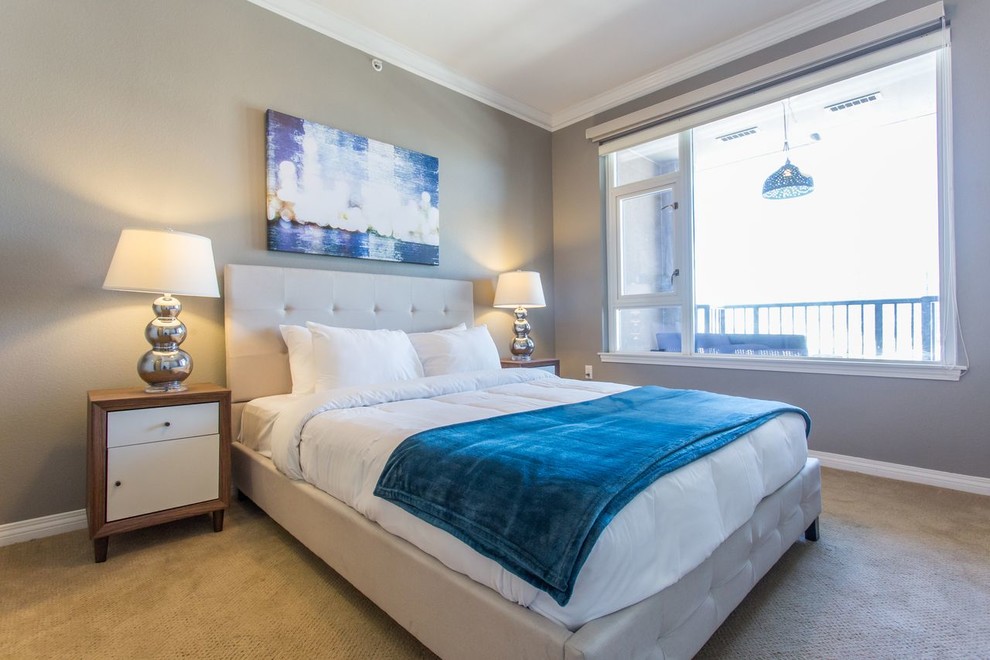 На фото: спальня среднего размера в современном стиле с серыми стенами и ковровым покрытием