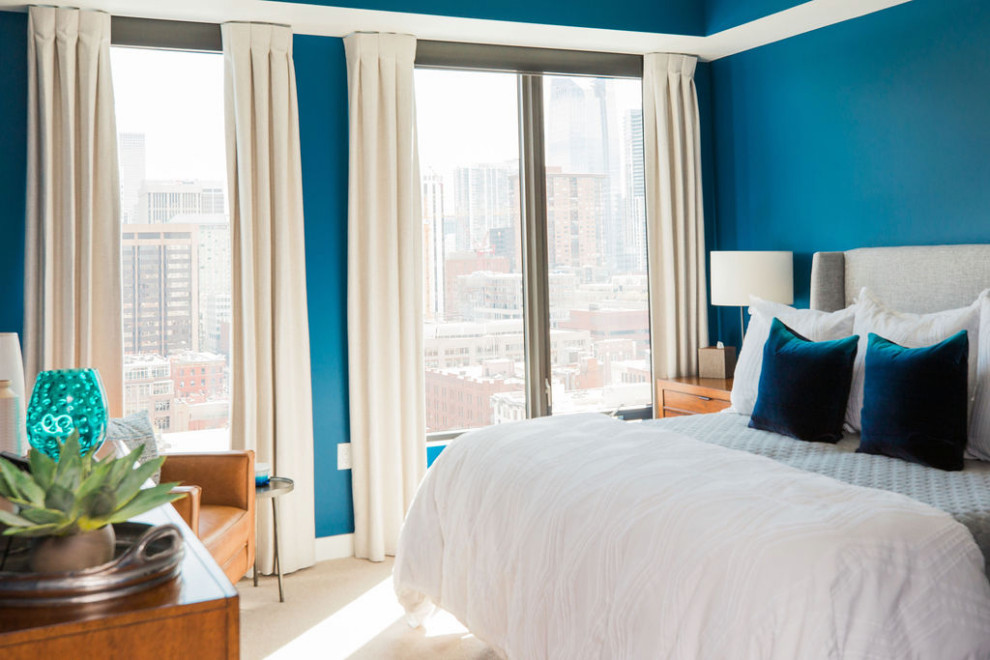 Источник вдохновения для домашнего уюта: хозяйская спальня среднего размера в стиле неоклассика (современная классика) с синими стенами, ковровым покрытием и бежевым полом