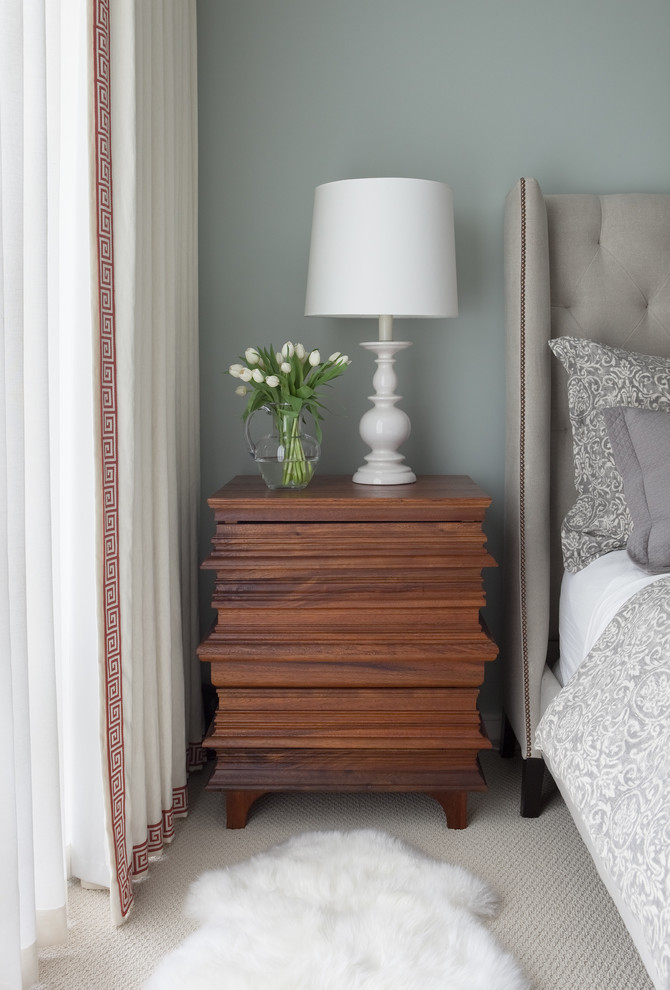 Réalisation d'une chambre tradition de taille moyenne avec un mur bleu et un sol gris.