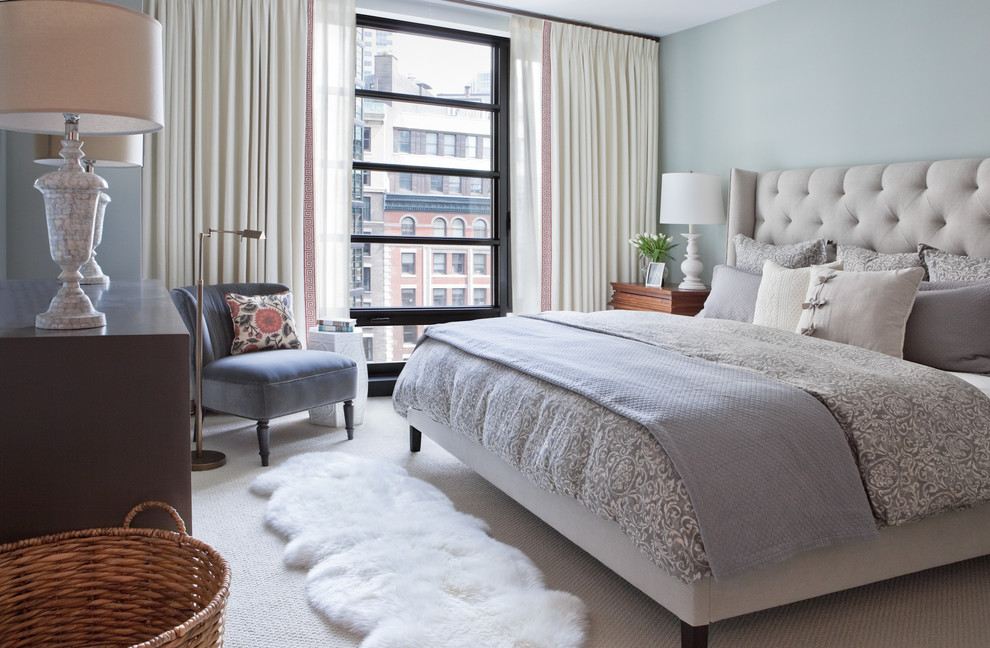 На фото: хозяйская спальня среднего размера в стиле неоклассика (современная классика) с ковровым покрытием, синими стенами и серым полом