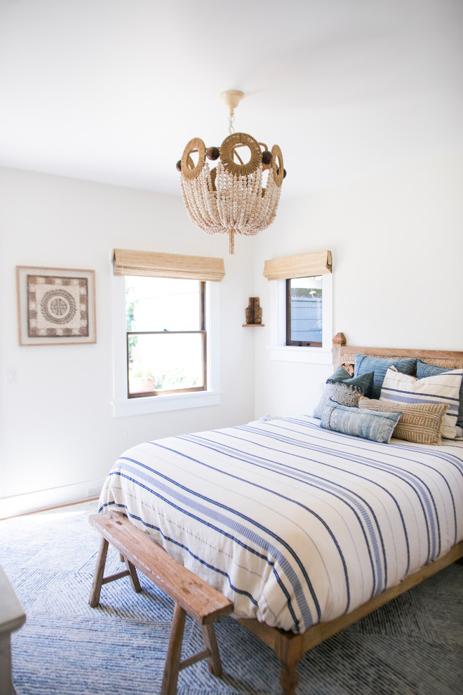 Inspiration för ett maritimt sovrum, med vita väggar, mellanmörkt trägolv och blått golv