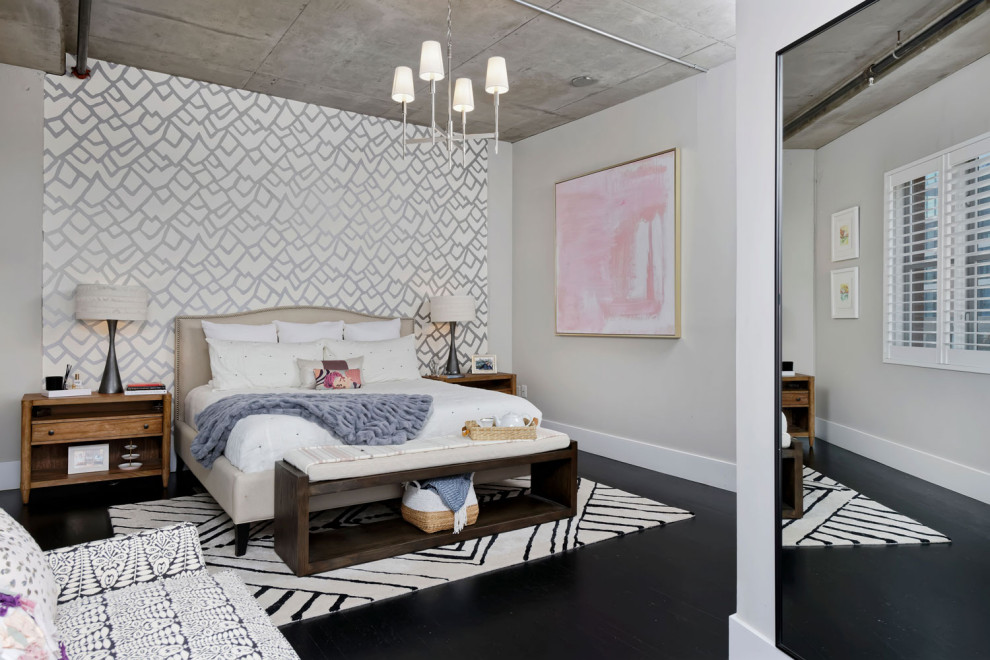 Свежая идея для дизайна: хозяйская спальня среднего размера в современном стиле с разноцветными стенами, стандартным камином, фасадом камина из металла и черным полом - отличное фото интерьера