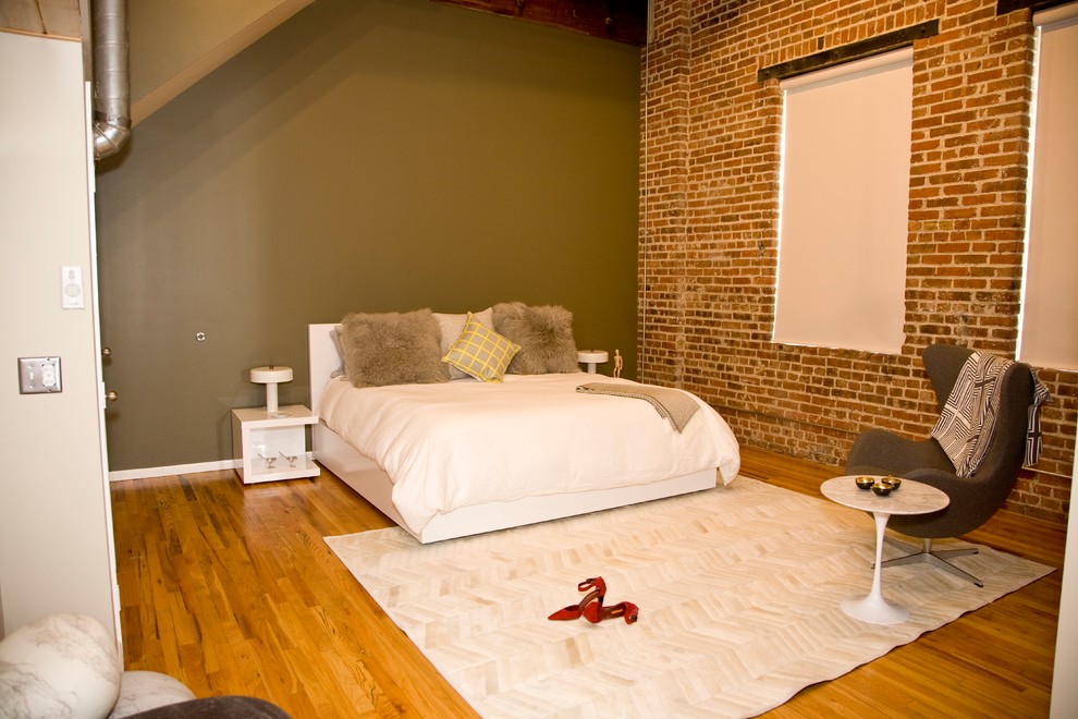 デンバーにある中くらいなモダンスタイルのおしゃれなロフト寝室 (淡色無垢フローリング、暖炉なし、緑の壁)