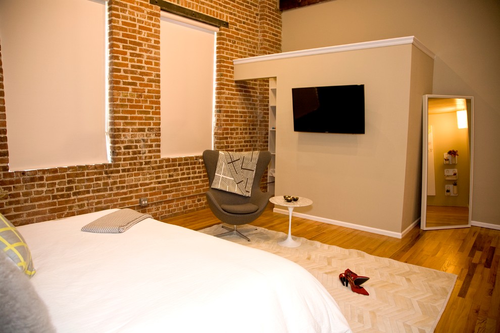 Idee per una camera da letto stile loft moderna di medie dimensioni con pareti rosse, parquet chiaro e nessun camino
