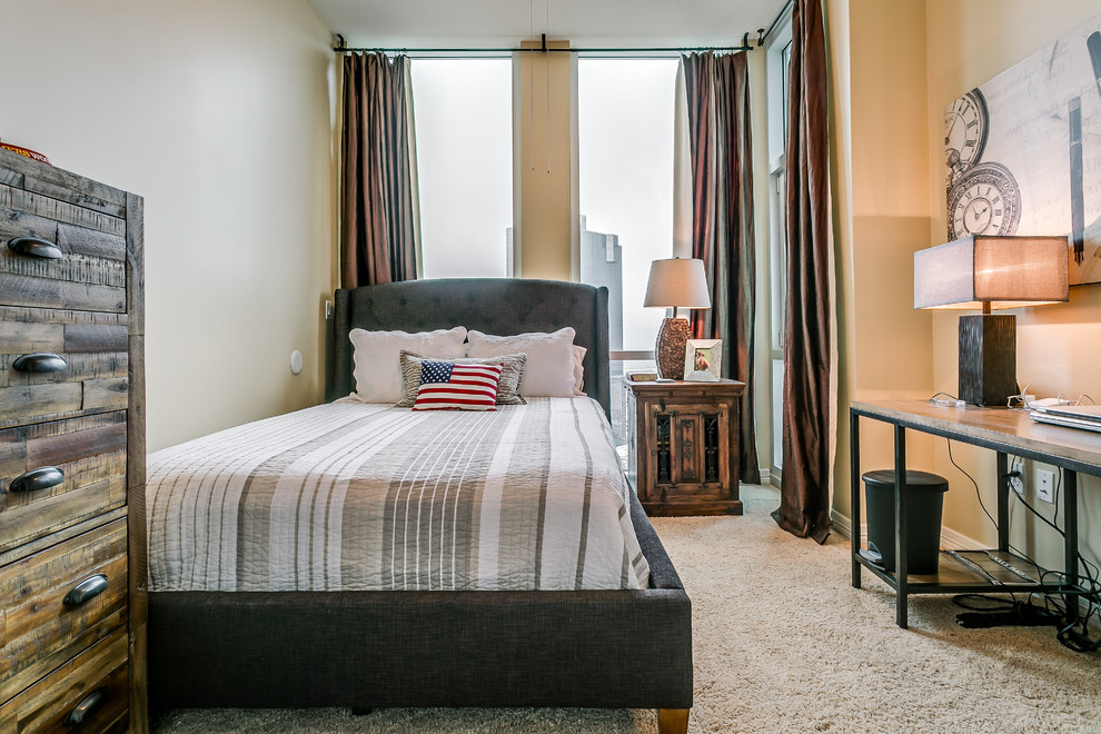 Kleines Modernes Hauptschlafzimmer mit beiger Wandfarbe, Teppichboden und beigem Boden in Dallas
