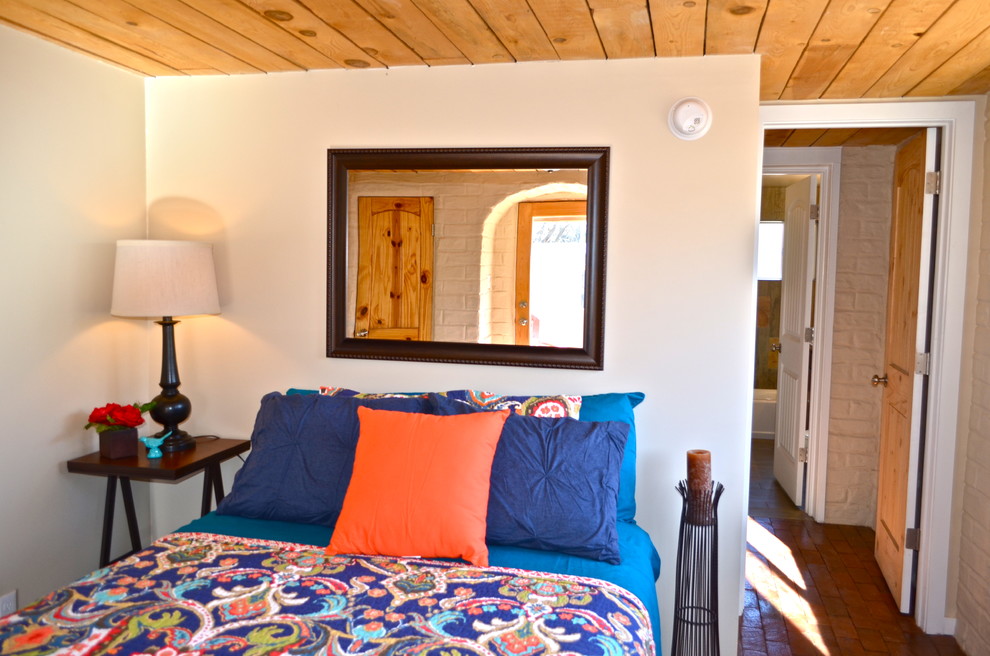 Источник вдохновения для домашнего уюта: хозяйская спальня среднего размера в стиле фьюжн с белыми стенами и кирпичным полом