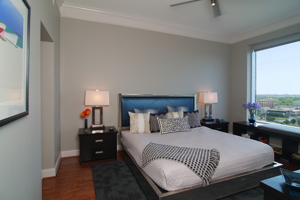 Modelo de dormitorio principal contemporáneo de tamaño medio con paredes grises y suelo de madera en tonos medios
