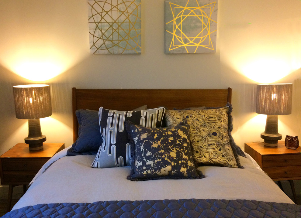 シアトルにある小さなミッドセンチュリースタイルのおしゃれな主寝室 (白い壁、濃色無垢フローリング) のレイアウト