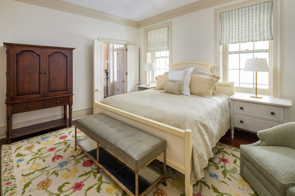 Foto di una camera da letto classica di medie dimensioni con pareti beige, parquet scuro, nessun camino e pavimento marrone