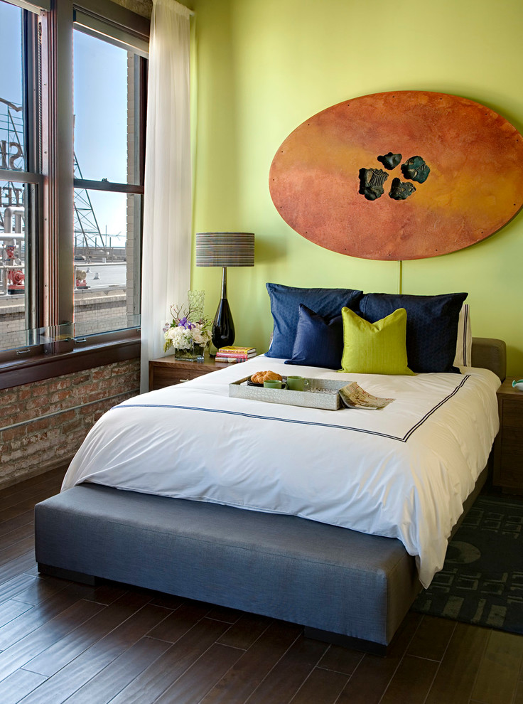 Стильный дизайн: спальня в стиле лофт с зелеными стенами и темным паркетным полом без камина - последний тренд