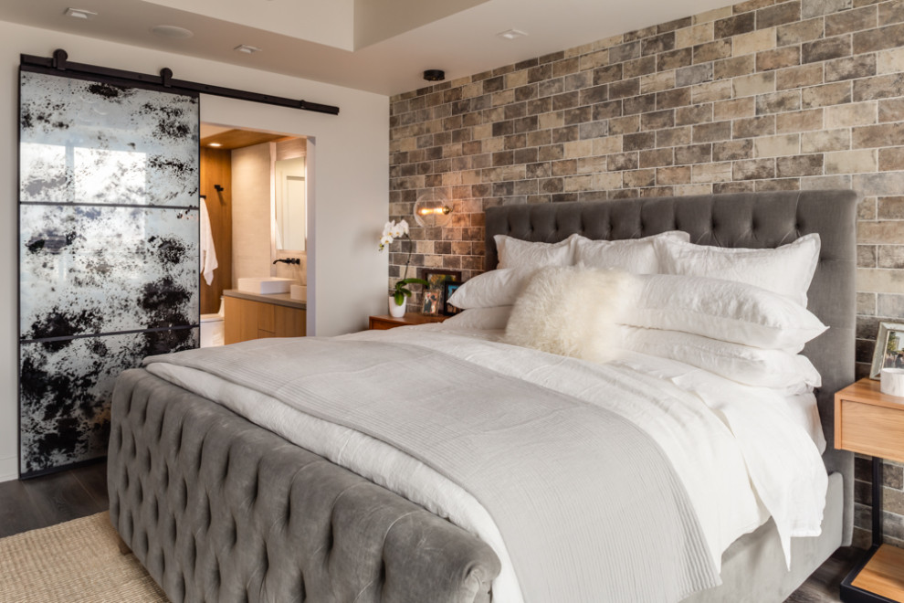 ラスベガスにある小さなインダストリアルスタイルのおしゃれな主寝室 (マルチカラーの壁、クッションフロア、茶色い床) のインテリア
