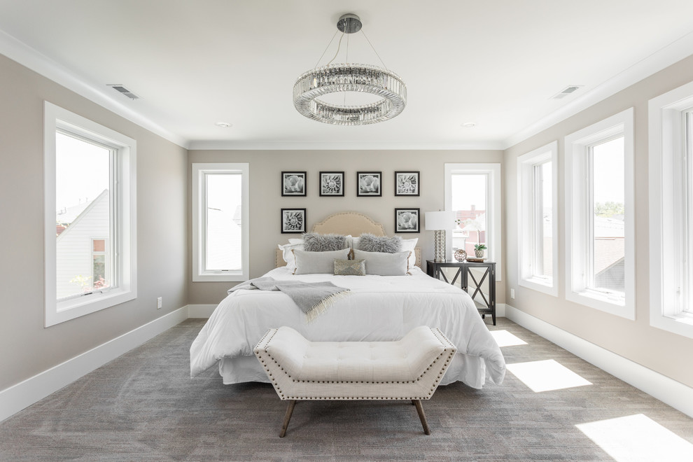 インディアナポリスにあるトランジショナルスタイルのおしゃれな主寝室 (ベージュの壁、カーペット敷き、グレーの床) のレイアウト