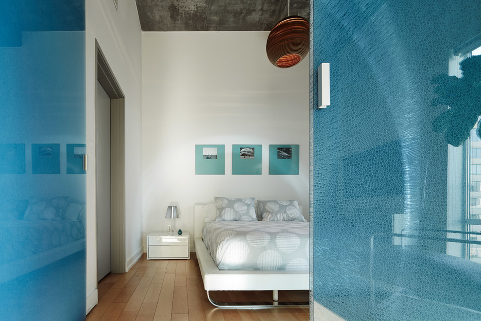 Idée de décoration pour une chambre minimaliste de taille moyenne avec un mur blanc et parquet clair.