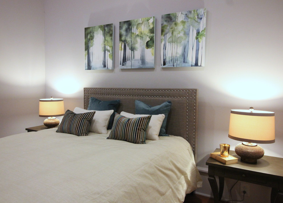 На фото: гостевая спальня среднего размера, (комната для гостей) в стиле лофт с серыми стенами, паркетным полом среднего тона и коричневым полом без камина