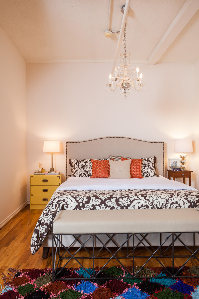 Modernes Schlafzimmer mit beiger Wandfarbe und braunem Holzboden in Houston