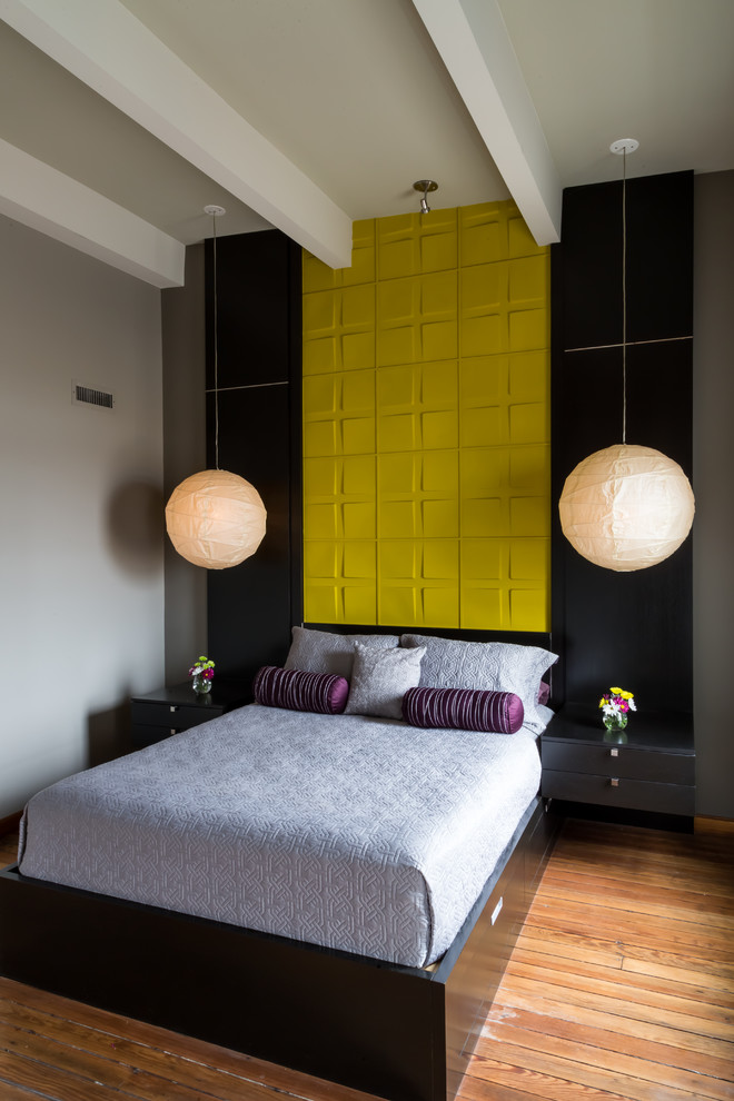 Foto de dormitorio principal urbano de tamaño medio sin chimenea con paredes grises y suelo de madera clara