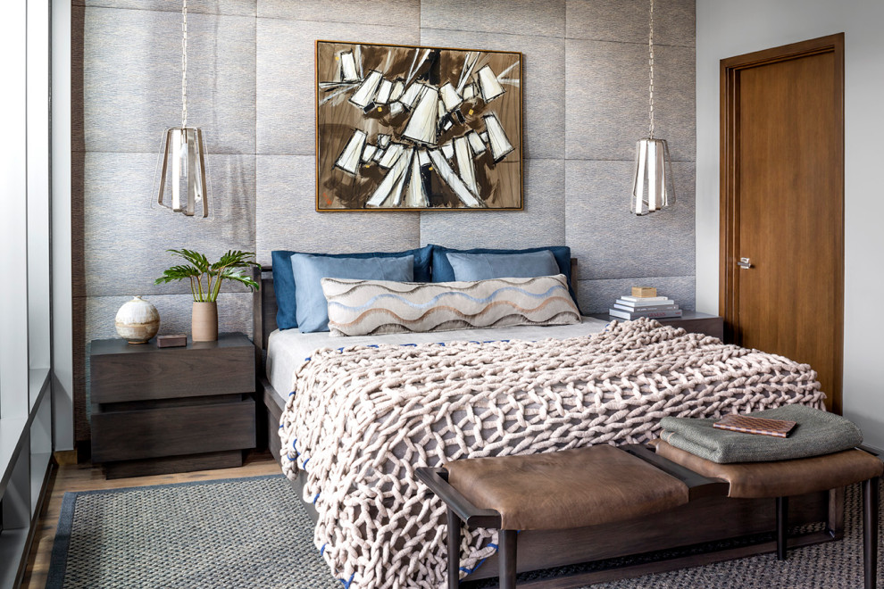 На фото: хозяйская спальня в современном стиле с серыми стенами и паркетным полом среднего тона без камина