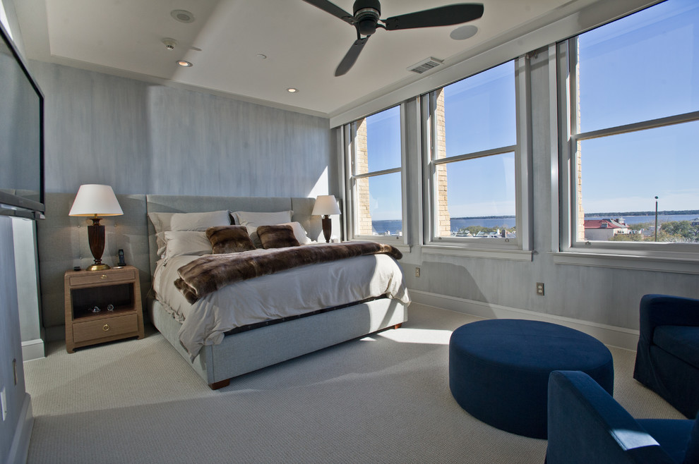 Diseño de dormitorio principal moderno grande con paredes grises