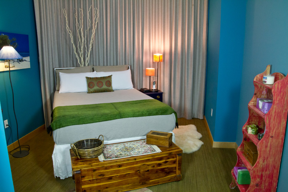 Kleines Eklektisches Hauptschlafzimmer mit blauer Wandfarbe und Teppichboden in Milwaukee