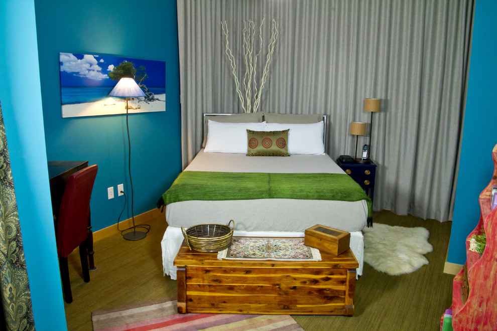 Esempio di una piccola camera matrimoniale boho chic con pareti blu e moquette