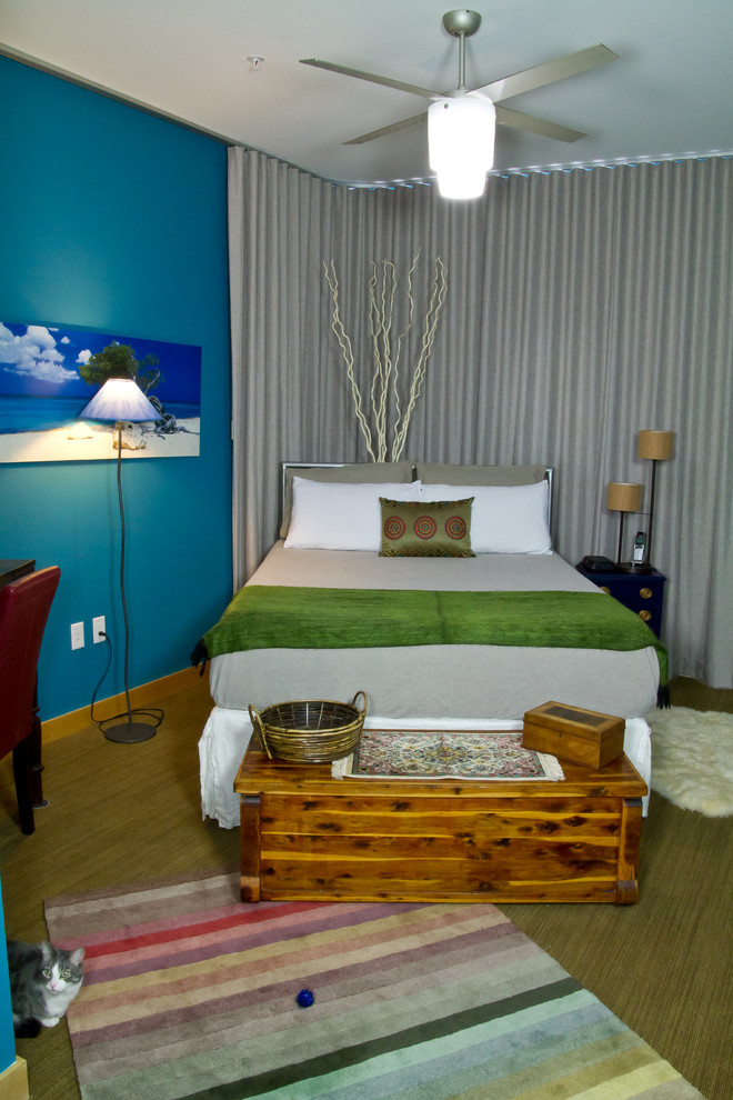 Idee per una piccola camera matrimoniale bohémian con pareti blu e moquette