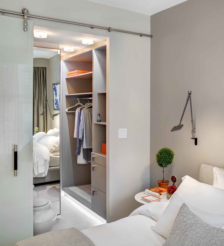 Imagen de habitación de invitados minimalista de tamaño medio con paredes beige y suelo de madera en tonos medios