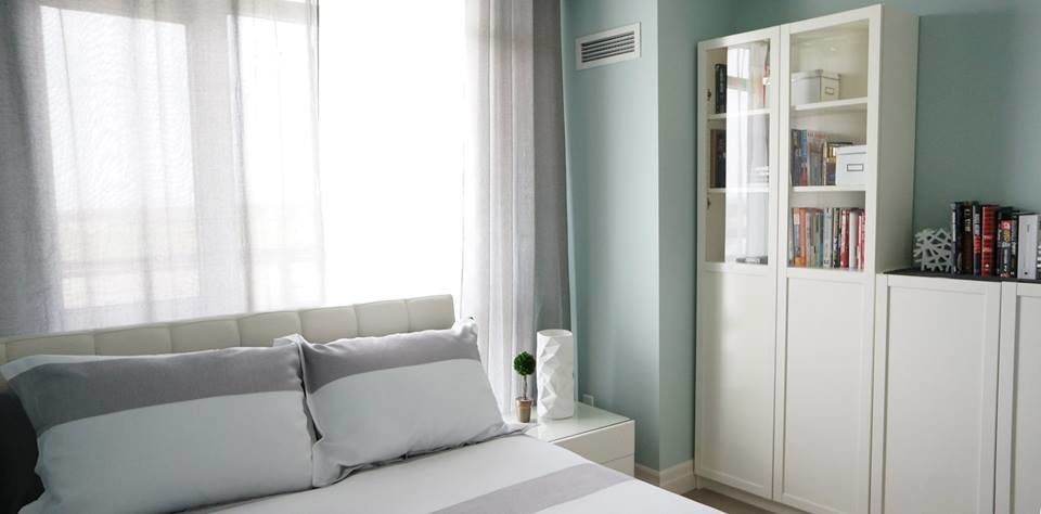 Ejemplo de habitación de invitados minimalista pequeña con paredes azules y suelo de madera oscura