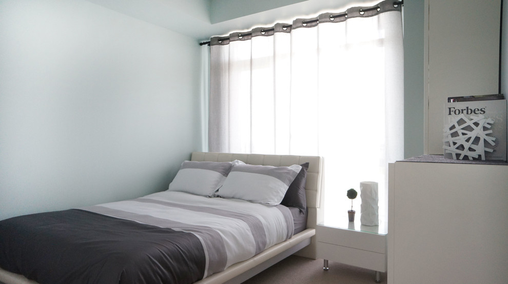 Foto di una piccola camera degli ospiti minimalista con pareti blu e parquet scuro