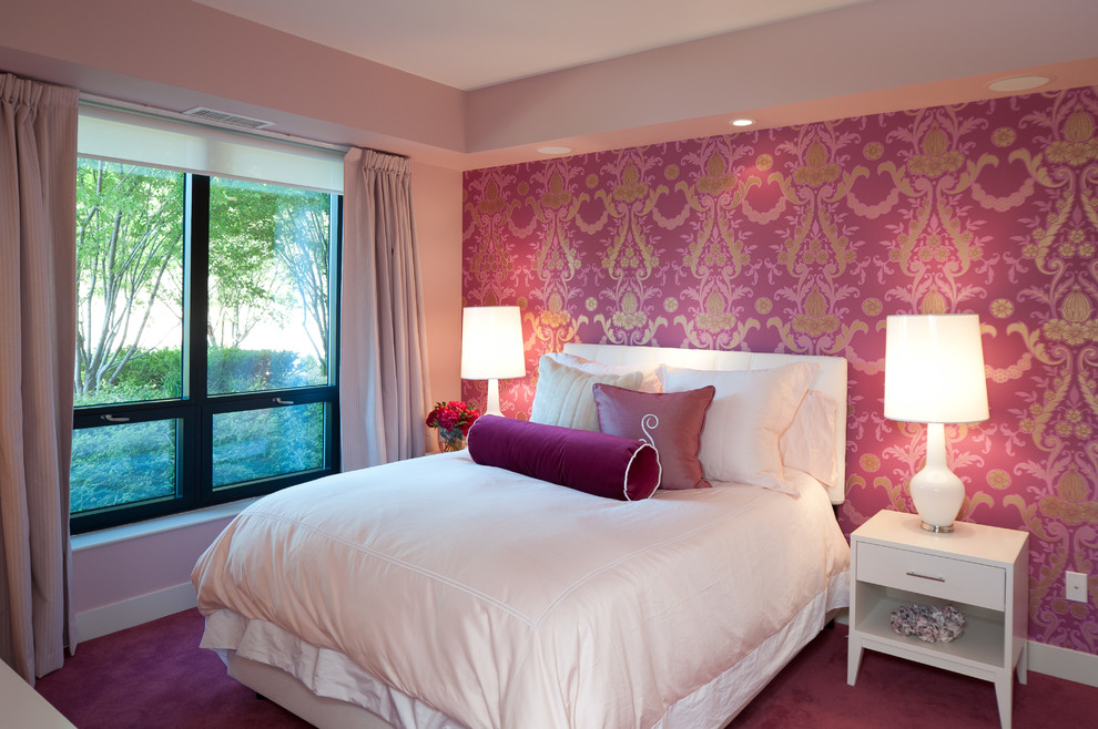 Foto di una camera da letto design con pareti multicolore e moquette