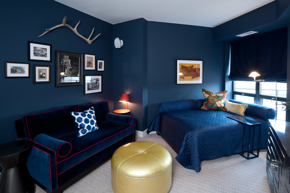 Ejemplo de habitación de invitados contemporánea de tamaño medio con paredes azules, moqueta y suelo gris
