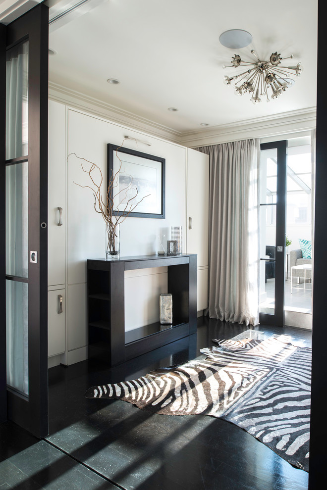 Immagine di una camera degli ospiti moderna di medie dimensioni con pareti bianche, pavimento in legno verniciato, nessun camino e pavimento nero