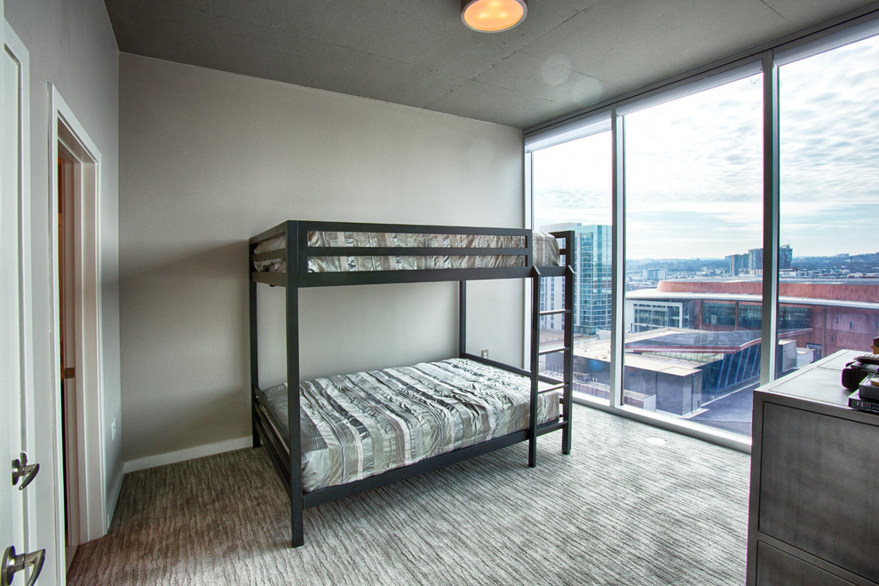 На фото: спальня среднего размера на антресоли в современном стиле с бежевыми стенами и ковровым покрытием