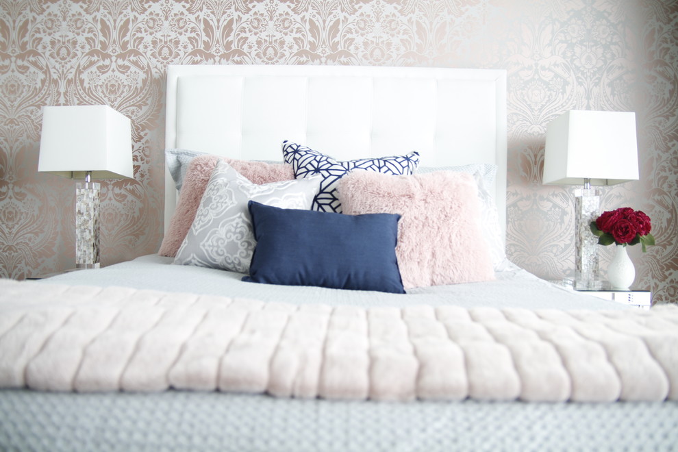 ナッシュビルにある小さなコンテンポラリースタイルのおしゃれなロフト寝室 (ピンクの壁、カーペット敷き、暖炉なし、ベージュの床) のインテリア