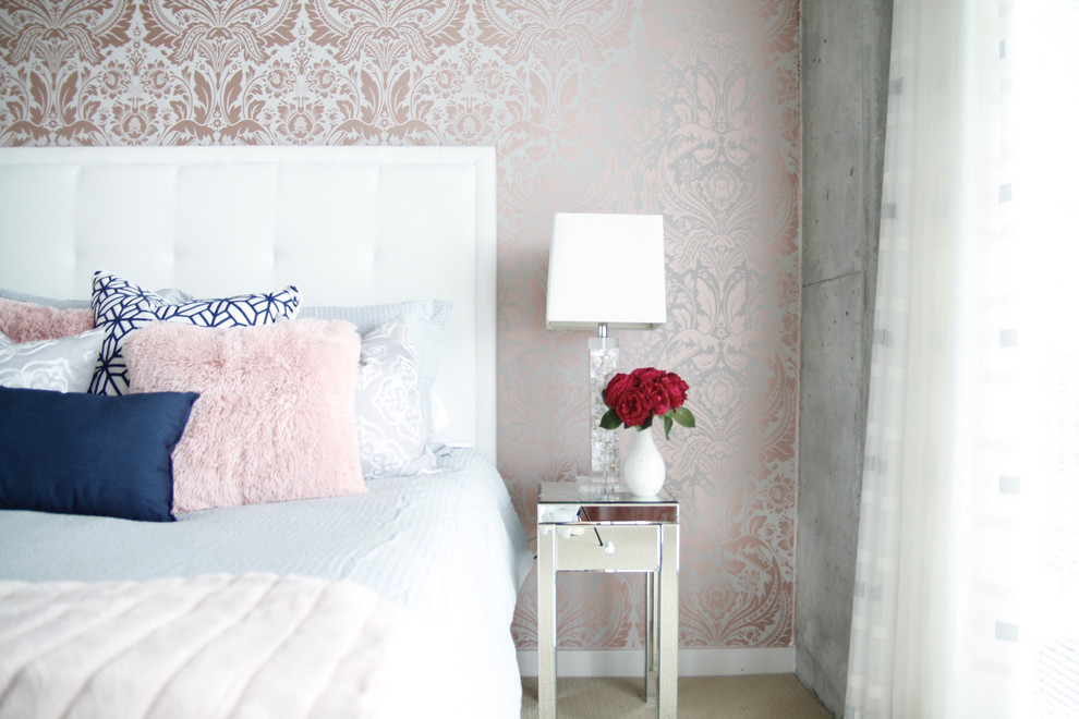 Свежая идея для дизайна: маленькая спальня на антресоли в современном стиле с розовыми стенами, ковровым покрытием и бежевым полом для на участке и в саду - отличное фото интерьера