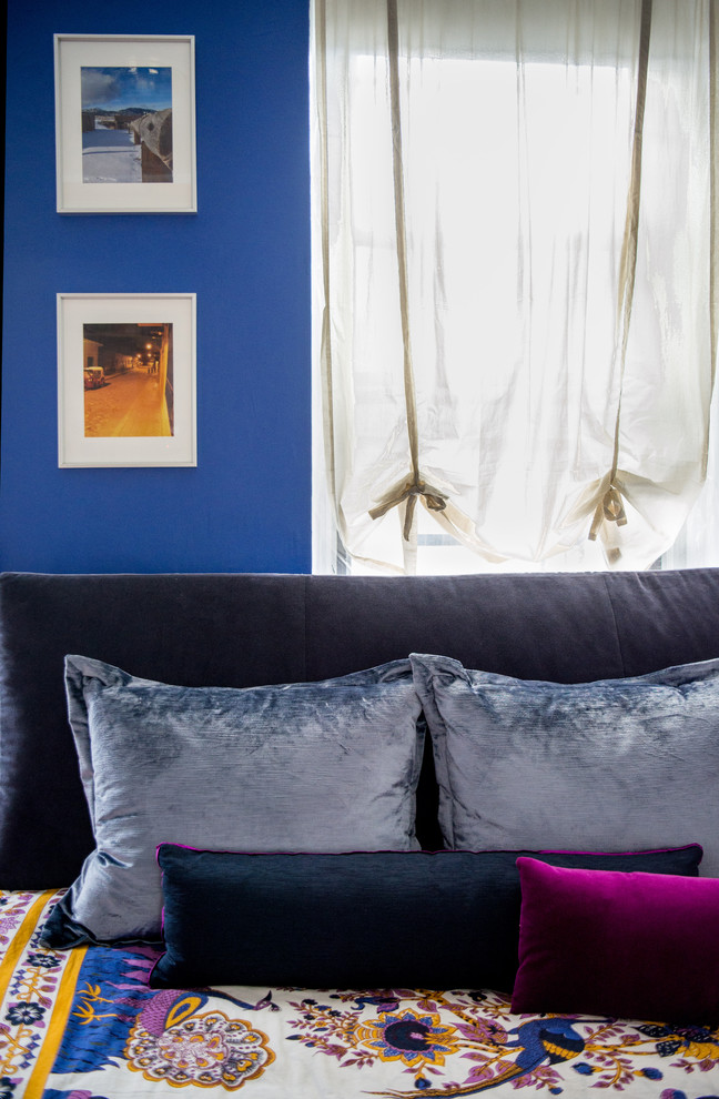 Idéer för ett litet modernt gästrum, med blå väggar och ljust trägolv