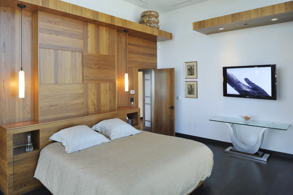 Foto de dormitorio contemporáneo con paredes blancas y suelo de madera oscura